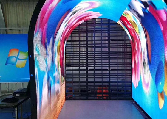 Adapté aux besoins du client formez le fond incurvé intérieur de passage d'écran de RVB LED