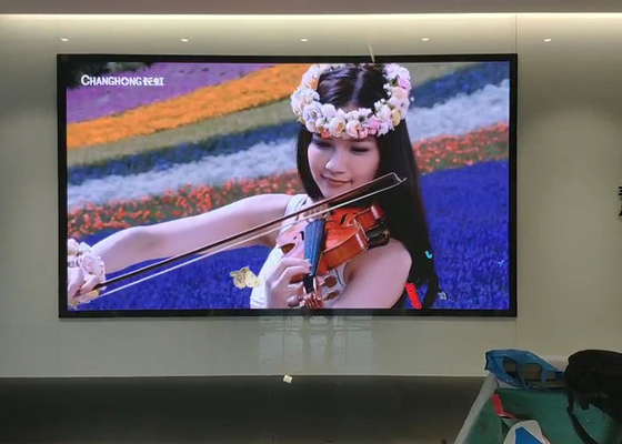 La haute définition a fixé le mur mené polychrome d'intérieur d'affichage sans couture